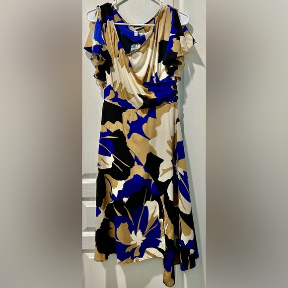 NWT Tracy Reese Flutter Sleeve Asymmetric Surplice Midi Dress in Neutral Floral - Picture 2 of 10